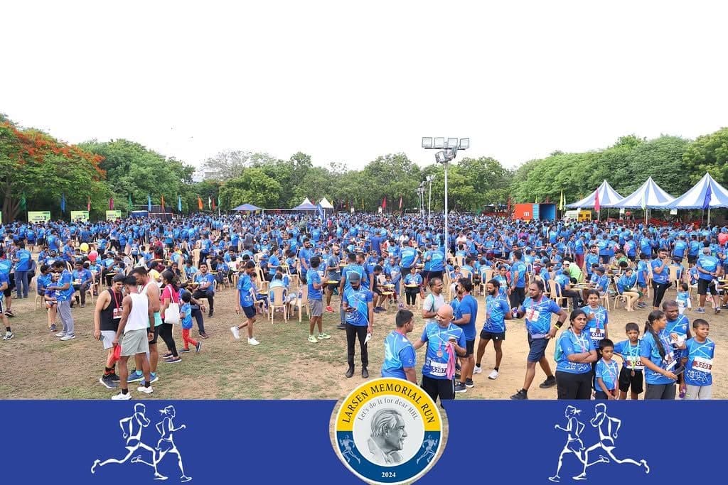 A sea of runners warming up before a marathon